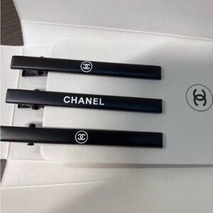 CHANEL hair clip set